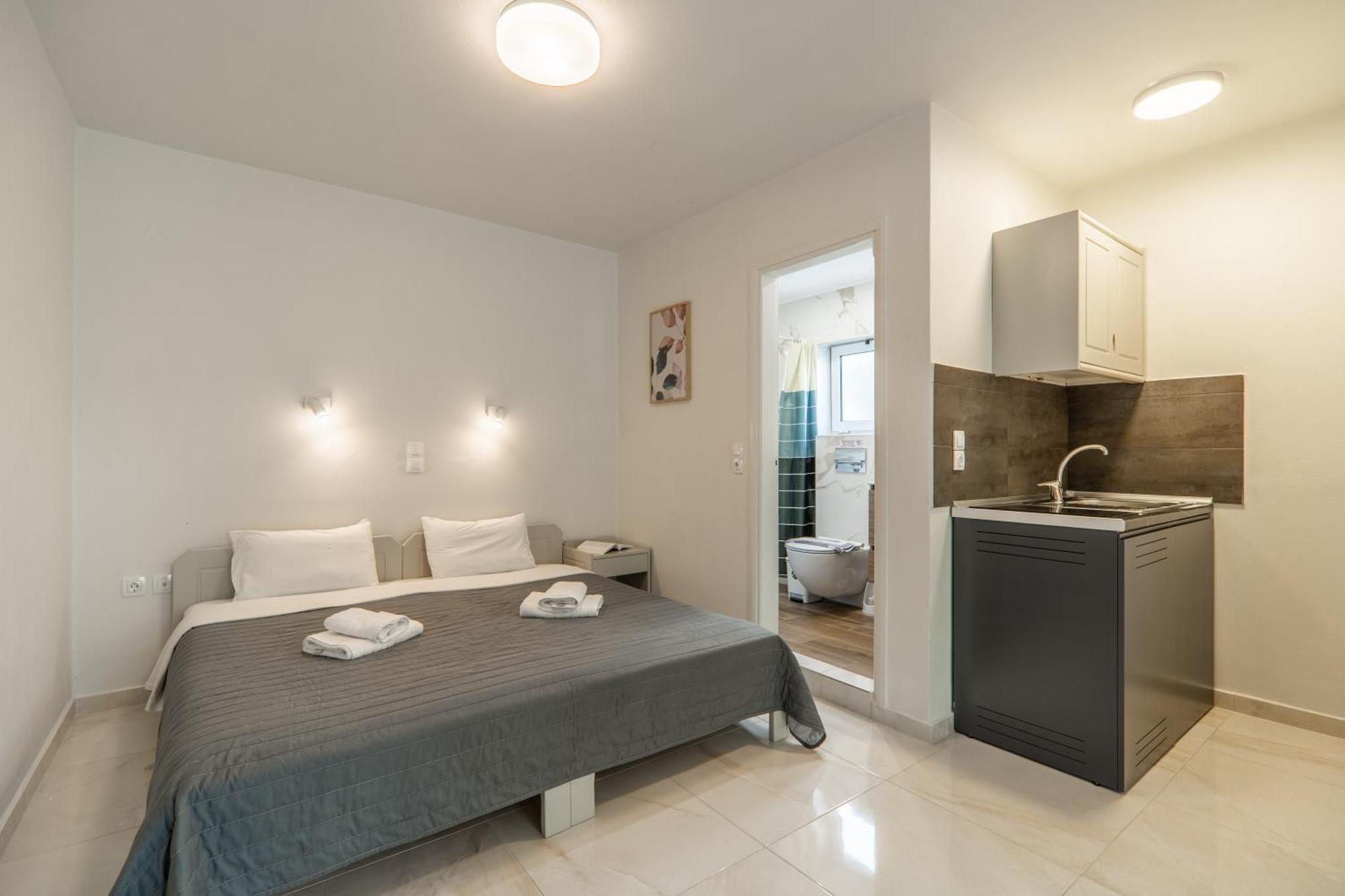 Apartment Manos Beachside Agia Marina (Crete)