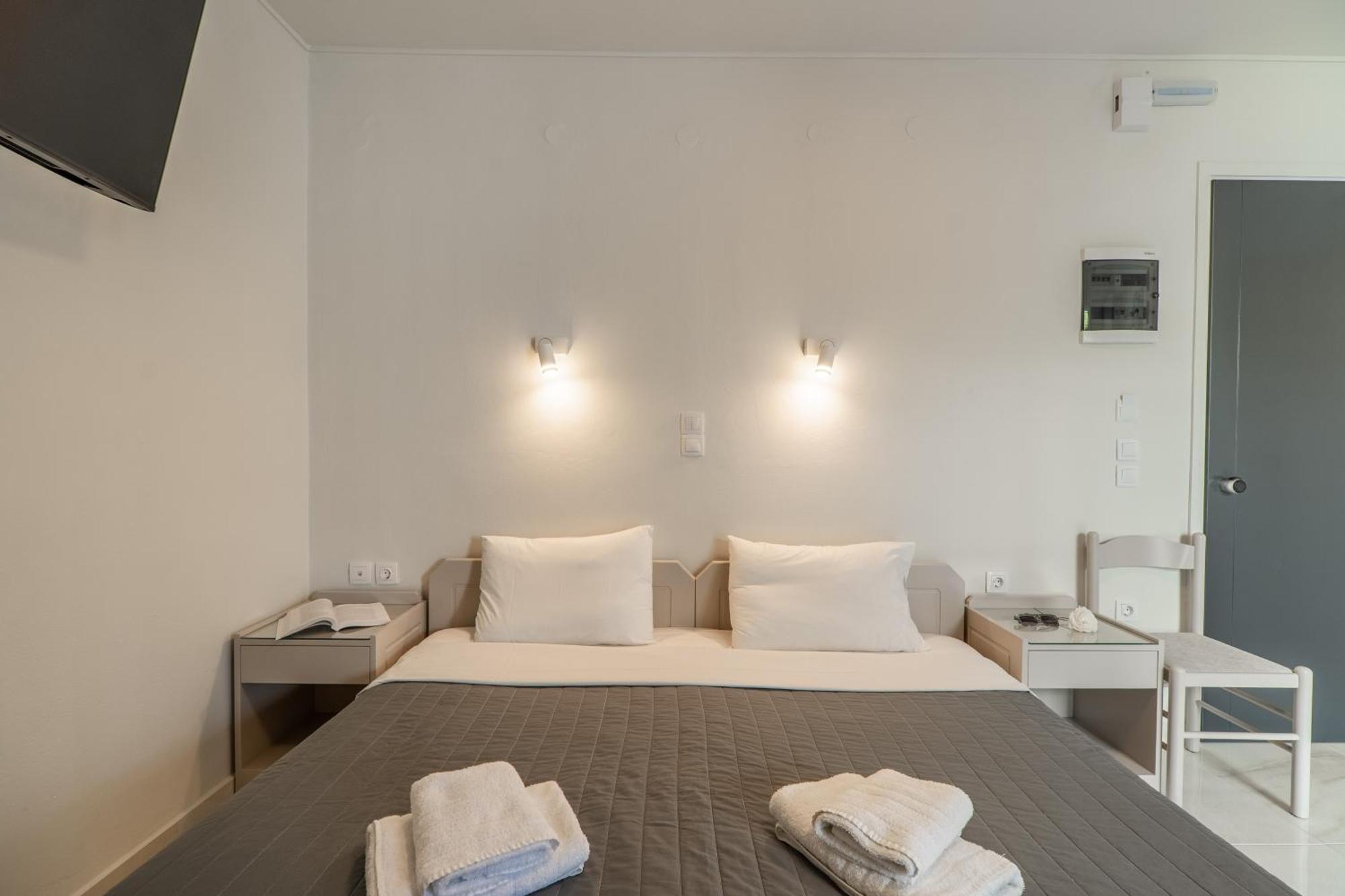 Manos Beachside Agia Marina (Crete)
