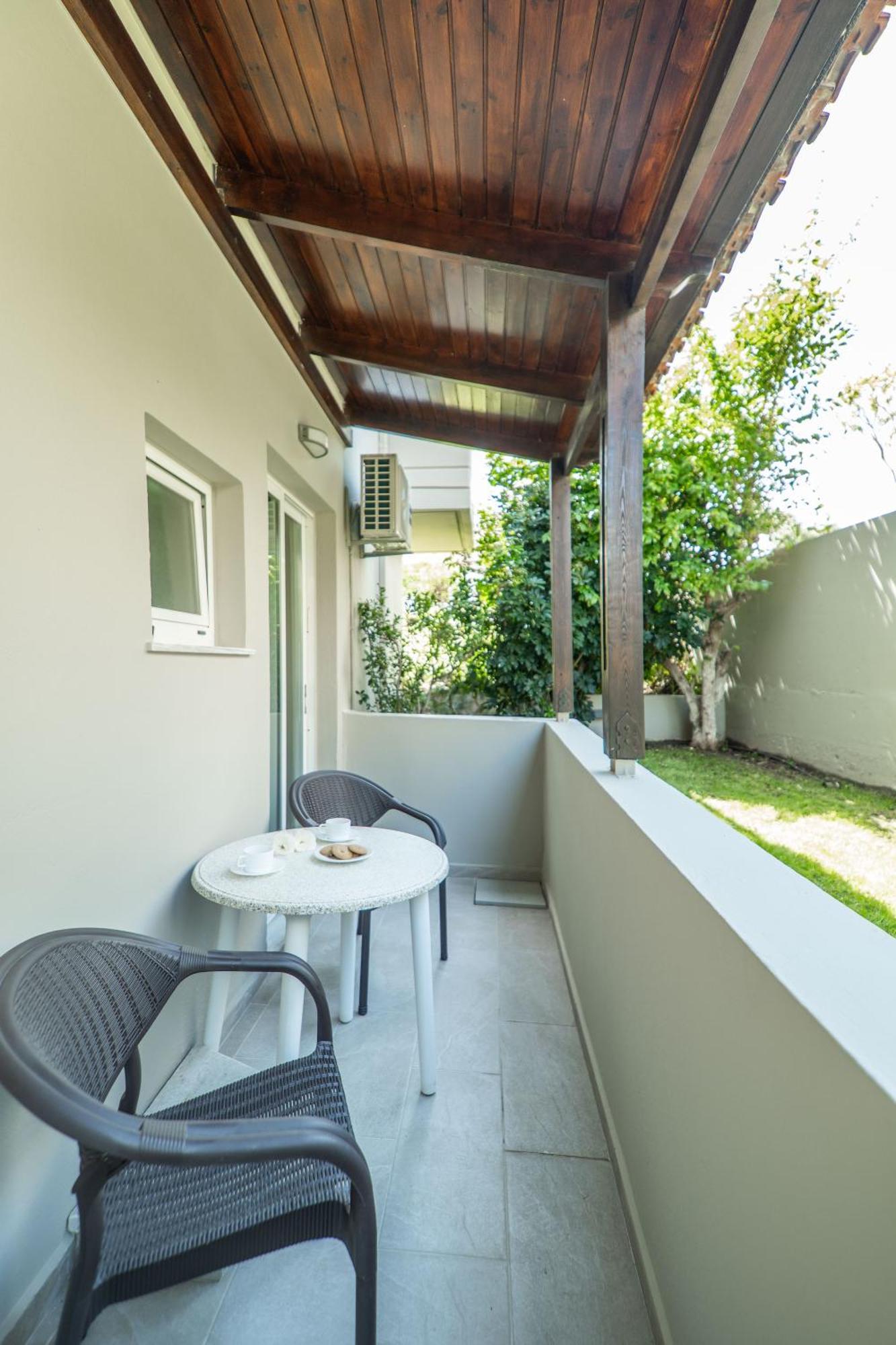 Manos Beachside Apartment *