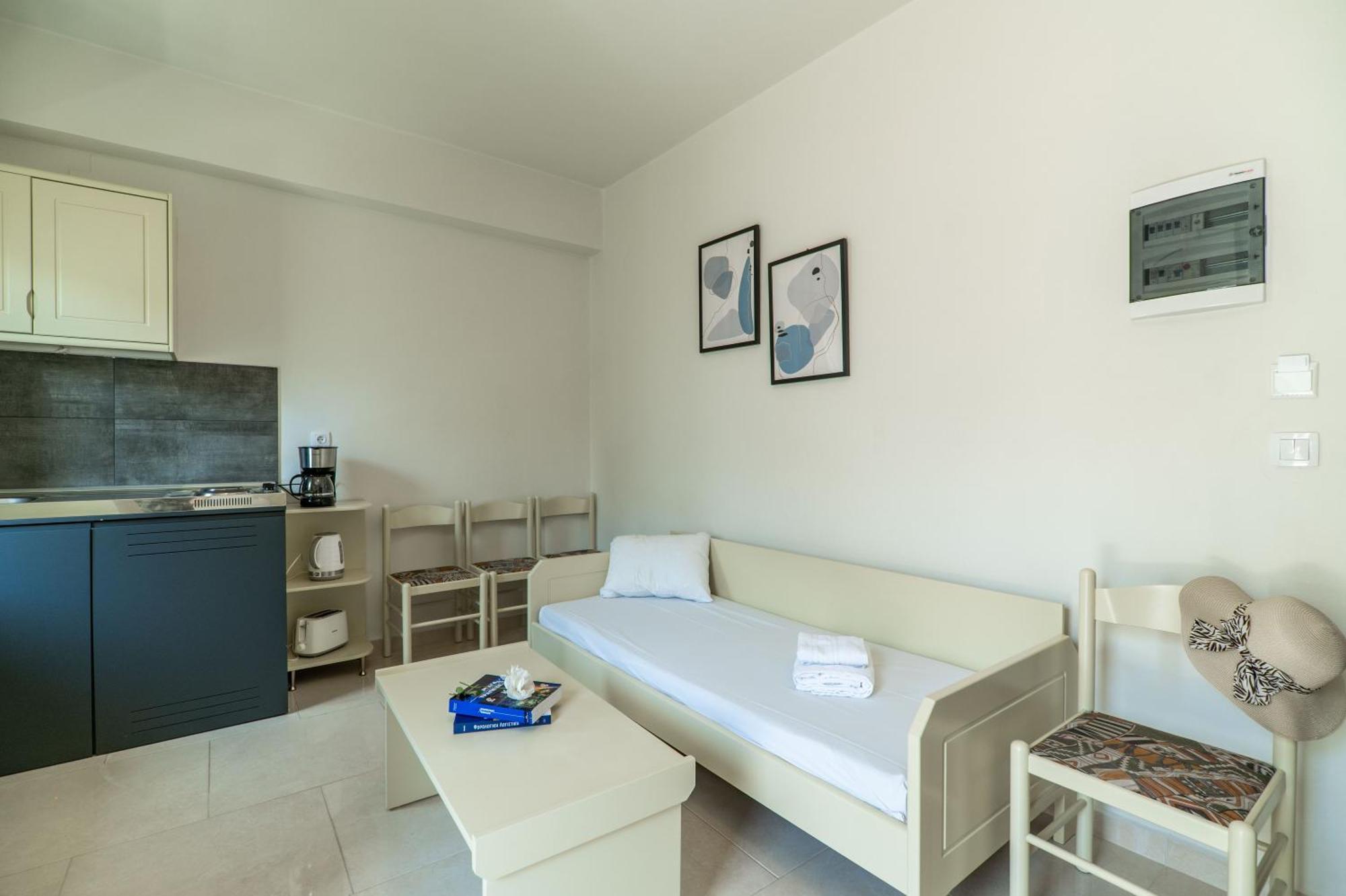 Manos Beachside * Agia Marina (Crete)