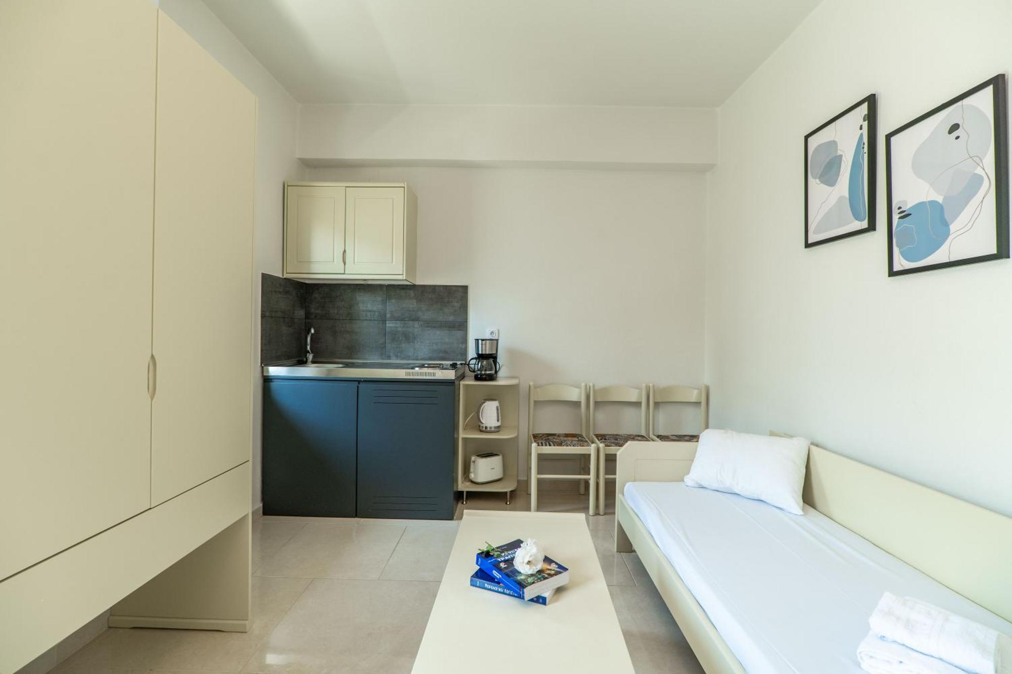 Manos Beachside * Agia Marina (Crete)